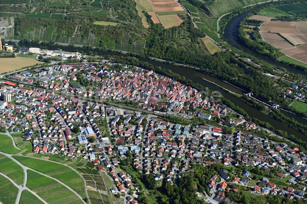 Walheim aus der Vogelperspektive: Stadtansicht am Ufer des Flußverlaufes der Neckar in Walheim im Bundesland Baden-Württemberg, Deutschland