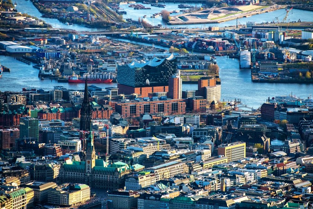 Luftaufnahme Hamburg - Stadtansicht am Ufer des Flußverlaufes der Norderelbe im Ortsteil HafenCity mit der Elbphilharmonie in Hamburg, Deutschland