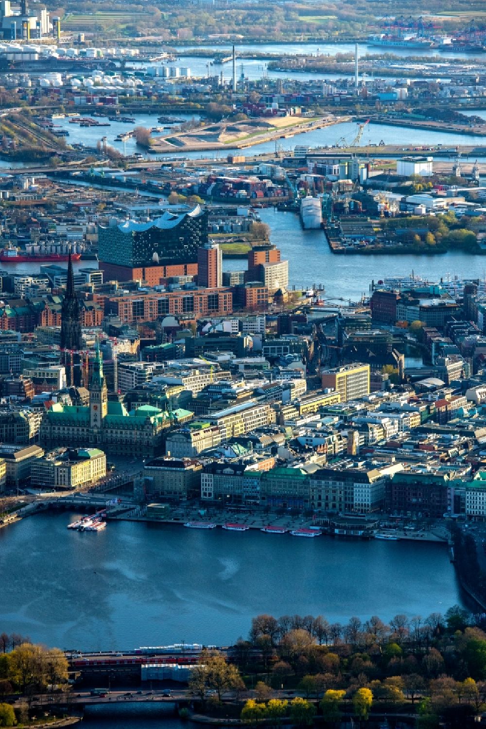 Luftbild Hamburg - Stadtansicht am Ufer des Flußverlaufes der Norderelbe im Ortsteil HafenCity mit der Elbphilharmonie in Hamburg, Deutschland