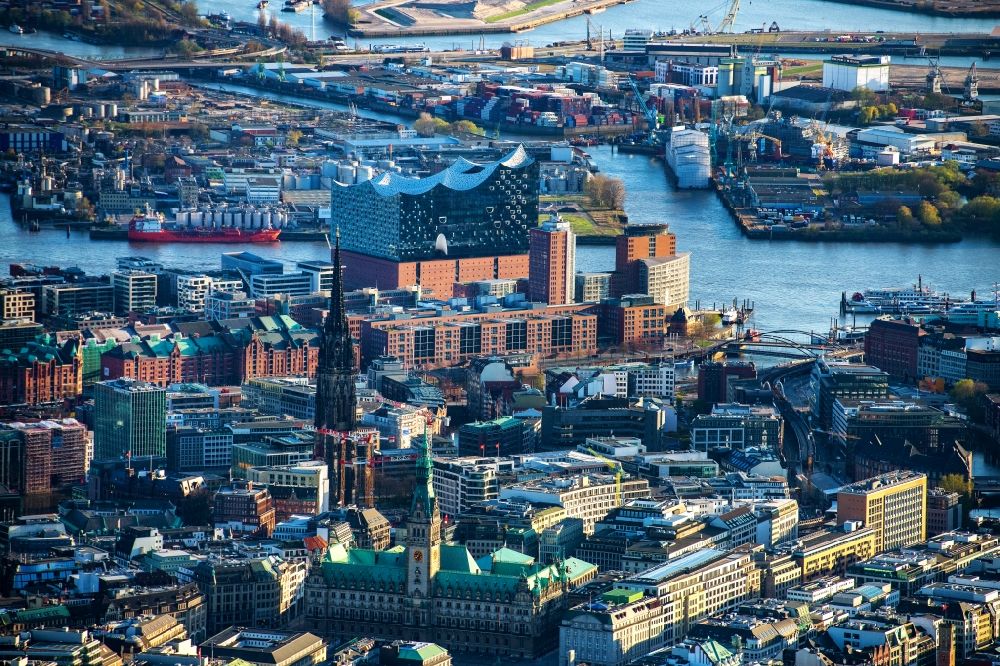 Luftaufnahme Hamburg - Stadtansicht am Ufer des Flußverlaufes der Norderelbe im Ortsteil HafenCity mit der Elbphilharmonie in Hamburg, Deutschland