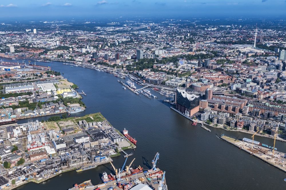Hamburg aus der Vogelperspektive: Stadtansicht am Ufer des Flußverlaufes der Norderelbe im Ortsteil HafenCity in Hamburg, Deutschland