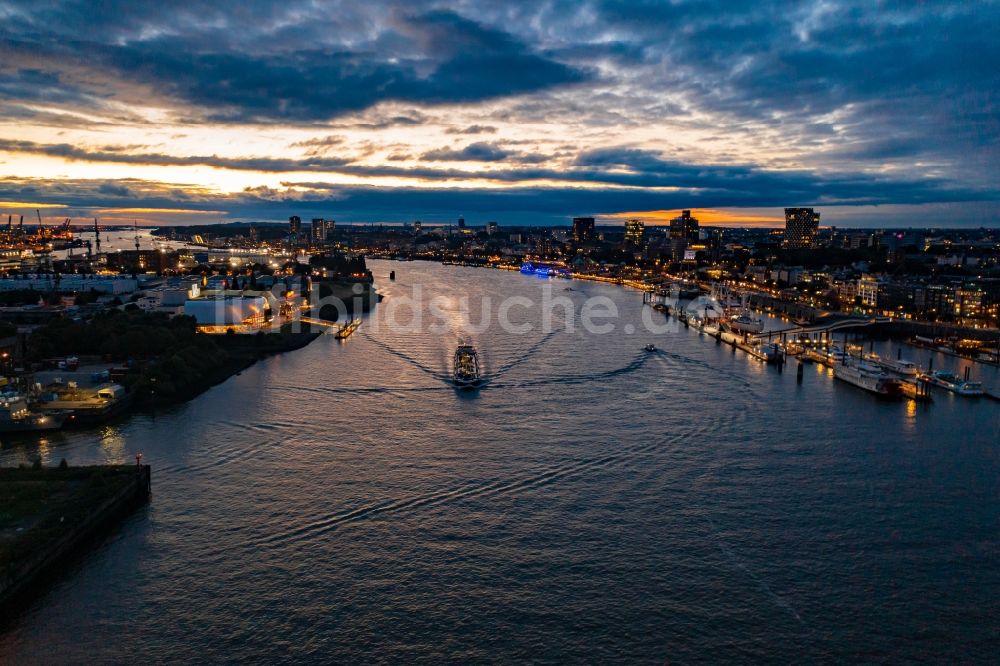 Luftbild Hamburg - Stadtansicht am Ufer des Flußverlaufes der Norderelbe im Ortsteil HafenCity in Hamburg, Deutschland