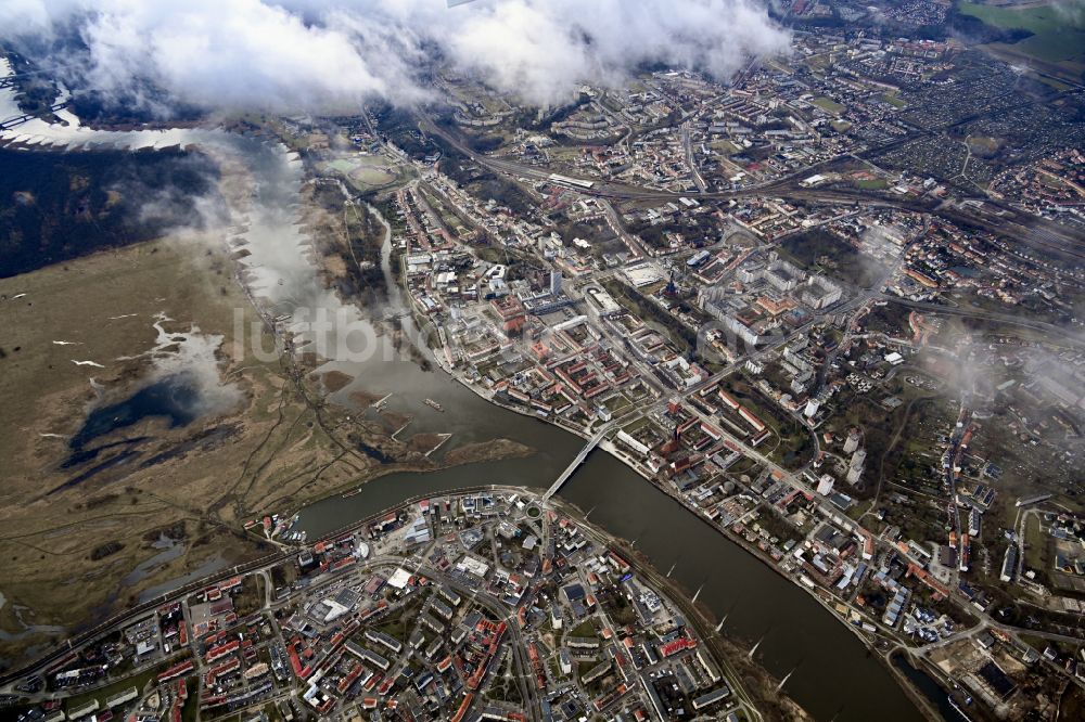 Luftaufnahme Frankfurt (Oder) - Stadtansicht am Ufer des Flußverlaufes der Oder in Frankfurt (Oder) im Bundesland Brandenburg, Deutschland