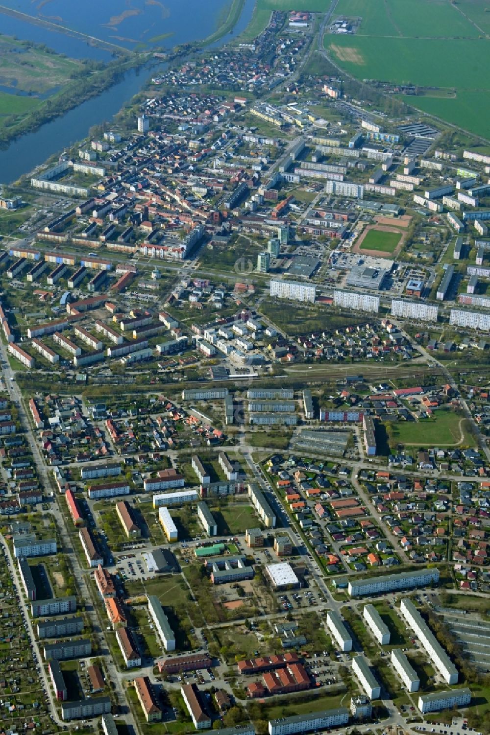 Luftaufnahme Schwedt/Oder - Stadtansicht am Ufer des Flussverlaufes der Oder in Schwedt/Oder im Bundesland Brandenburg, Deutschland
