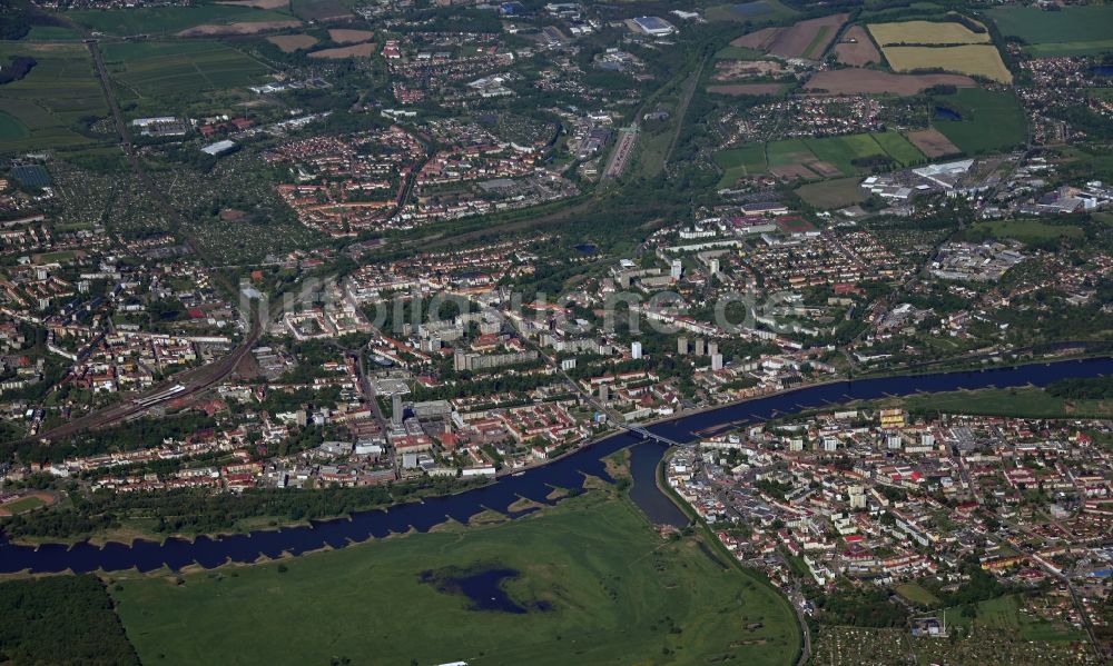 Slubice von oben - Stadtansicht am Ufer des Flußverlaufes der Oder in Slubice in lubuskie, Polen