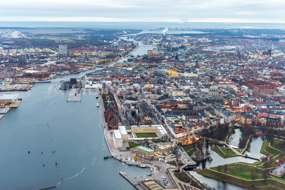 Luftaufnahme Kopenhagen - Stadtansicht am Ufer des Flußverlaufes im Ortsteil Kadk in Kopenhagen in Hovedstaden, Dänemark