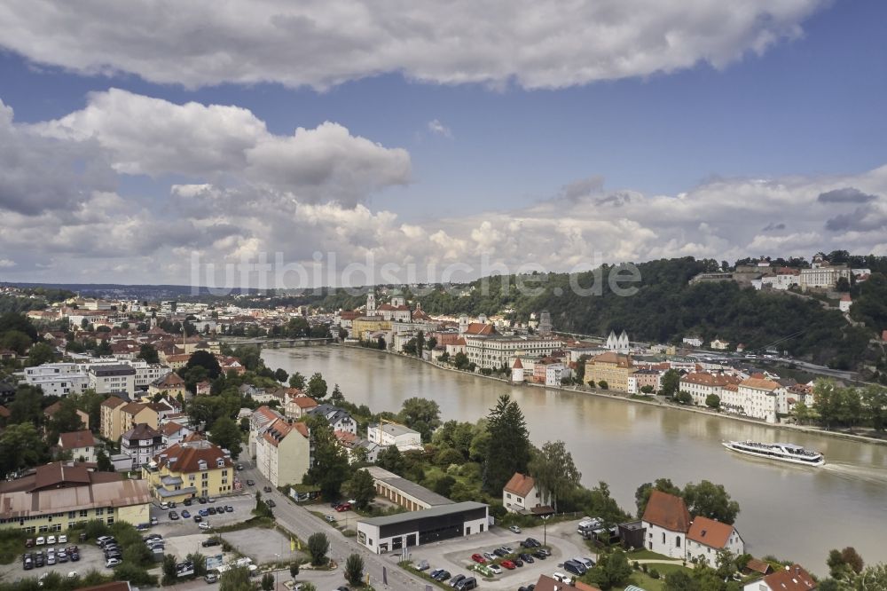 Luftbild Passau - Stadtansicht am Ufer des Flußverlaufes in Passau im Bundesland Bayern, Deutschland