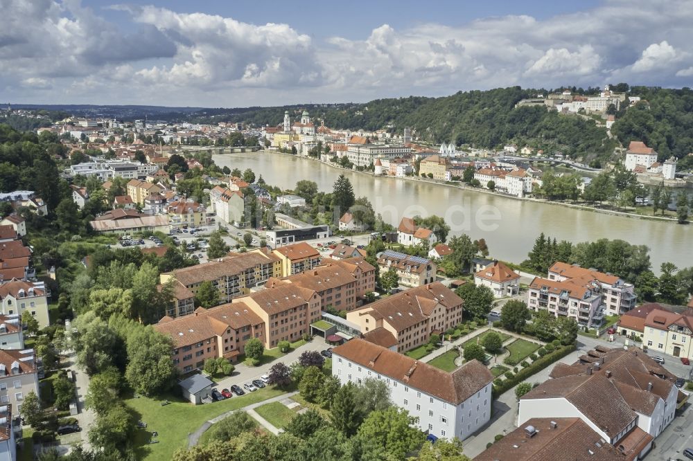 Luftaufnahme Passau - Stadtansicht am Ufer des Flußverlaufes in Passau im Bundesland Bayern, Deutschland