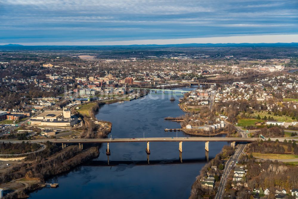 Luftbild Bangor - Stadtansicht am Ufer des Flußverlaufes Penobscot River in Bangor in Maine, USA