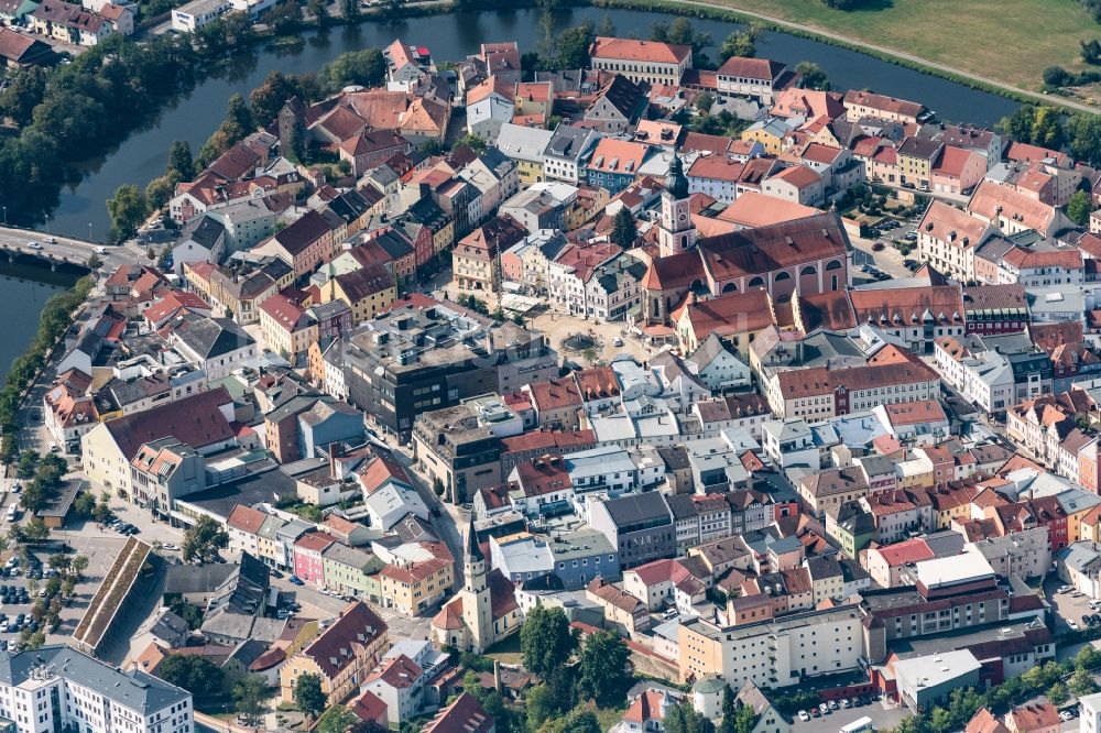 Luftbild Cham - Stadtansicht am Ufer des Flußverlaufes Regen in Cham im Bundesland Bayern, Deutschland