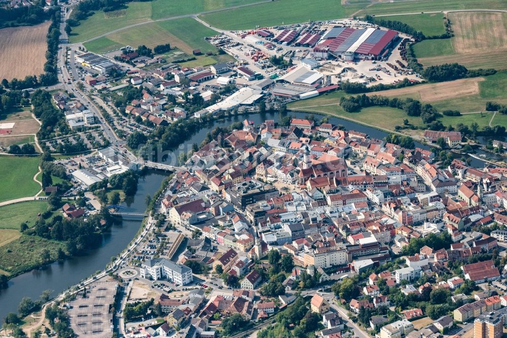 Luftaufnahme Cham - Stadtansicht am Ufer des Flußverlaufes Regen in Cham im Bundesland Bayern, Deutschland