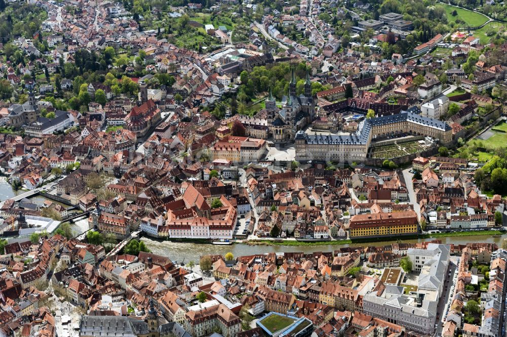 Bamberg von oben - Stadtansicht am Ufer des Flußverlaufes Regnitz in Bamberg im Bundesland Bayern, Deutschland