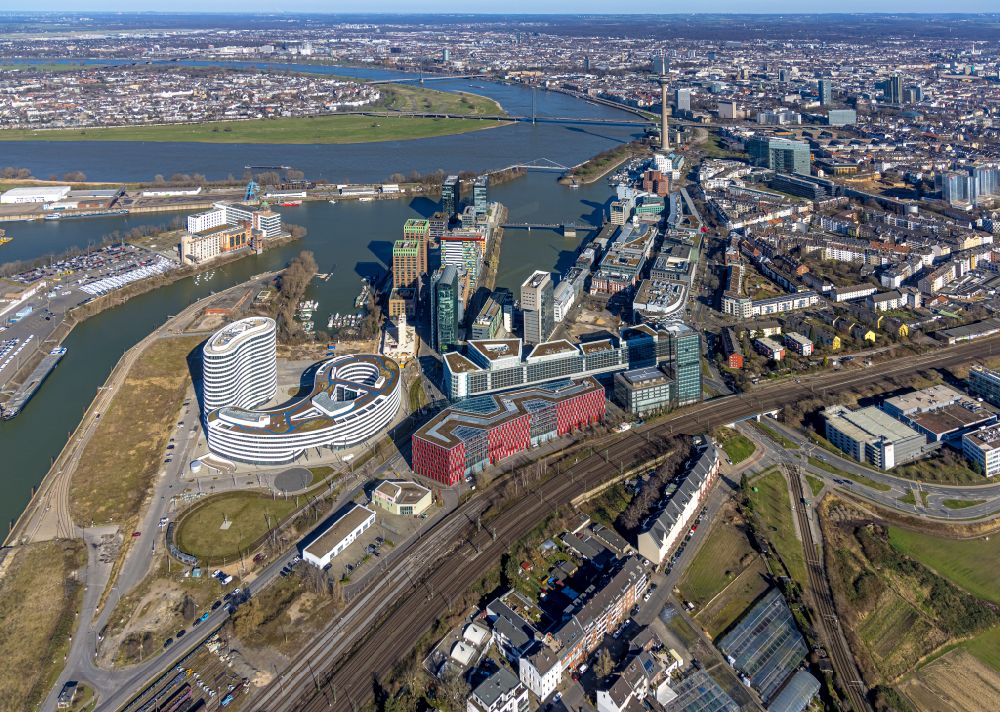 Düsseldorf von oben - Stadtansicht am Ufer des Flußverlaufes des Rhein mit Blick auf die Bürogebäude in Düsseldorf im Bundesland Nordrhein-Westfalen, Deutschland