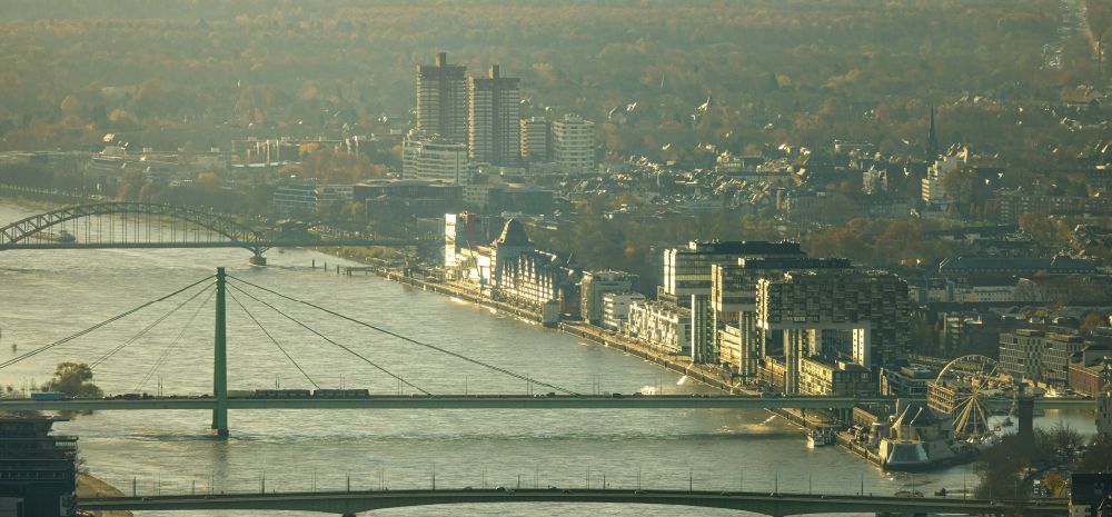 Köln von oben - Stadtansicht am Ufer des Flussverlaufes Rhein mit Blick auf die Rheinauhalbinsel in Köln im Bundesland Nordrhein-Westfalen, Deutschland