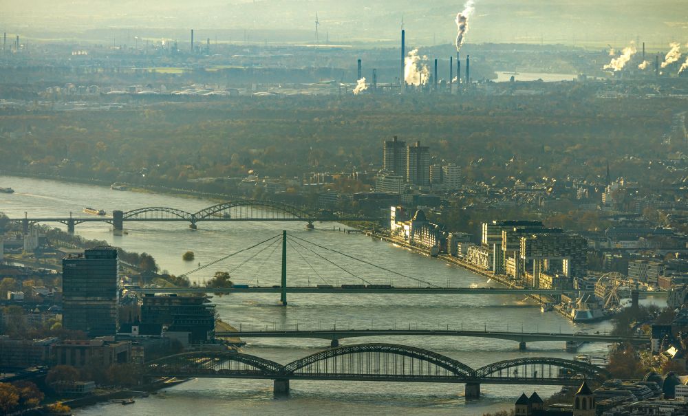 Köln aus der Vogelperspektive: Stadtansicht am Ufer des Flussverlaufes Rhein mit Blick auf die Rheinauhalbinsel in Köln im Bundesland Nordrhein-Westfalen, Deutschland