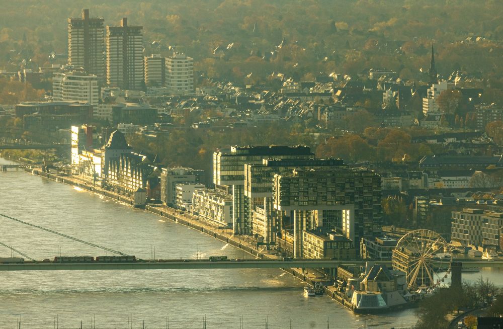 Luftbild Köln - Stadtansicht am Ufer des Flussverlaufes Rhein mit Blick auf die Rheinauhalbinsel in Köln im Bundesland Nordrhein-Westfalen, Deutschland