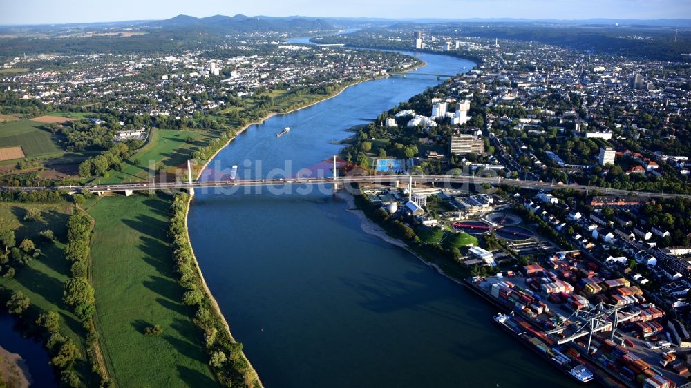 Luftaufnahme Bonn - Stadtansicht am Ufer des Flußverlaufes des Rhein in Bonn im Bundesland Nordrhein-Westfalen, Deutschland