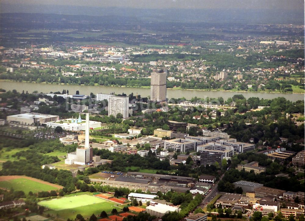 Luftaufnahme Bonn - Stadtansicht am Ufer des Flußverlaufes Rhein in Bonn im Bundesland Nordrhein-Westfalen, Deutschland