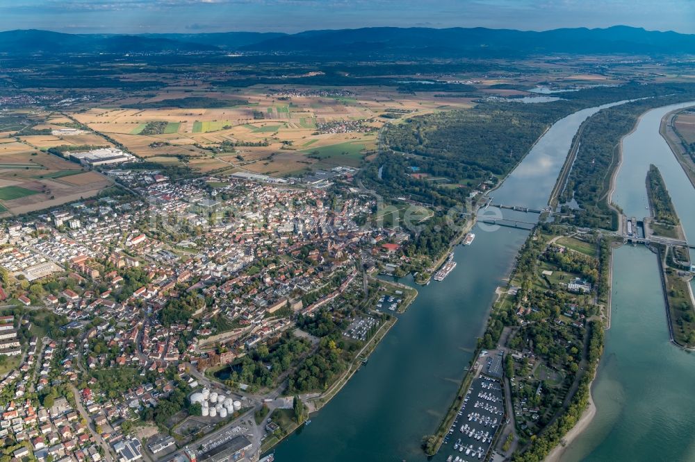 Luftaufnahme Breisach am Rhein - Stadtansicht am Ufer des Flußverlaufes Rhein in Breisach in Breisach am Rhein im Bundesland Baden-Württemberg, Deutschland