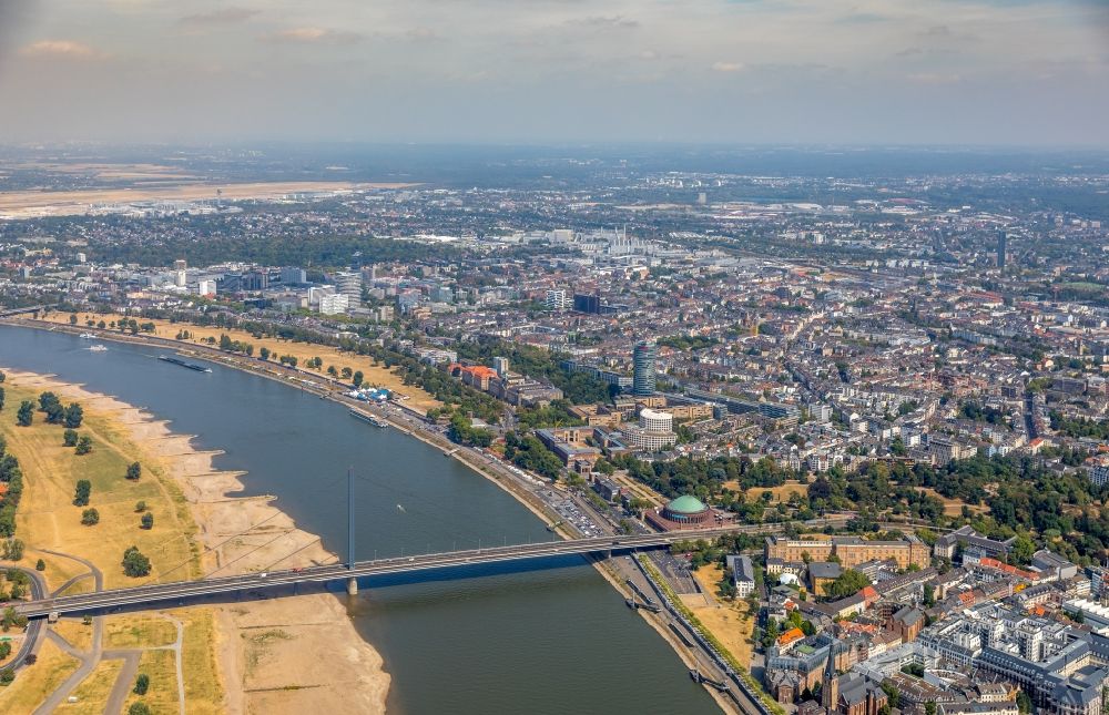 Düsseldorf aus der Vogelperspektive: Stadtansicht am Ufer des Flußverlaufes des Rhein in Düsseldorf im Bundesland Nordrhein-Westfalen, Deutschland