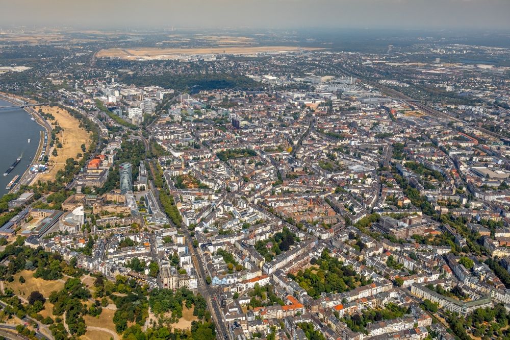 Luftbild Düsseldorf - Stadtansicht am Ufer des Flußverlaufes des Rhein in Düsseldorf im Bundesland Nordrhein-Westfalen, Deutschland