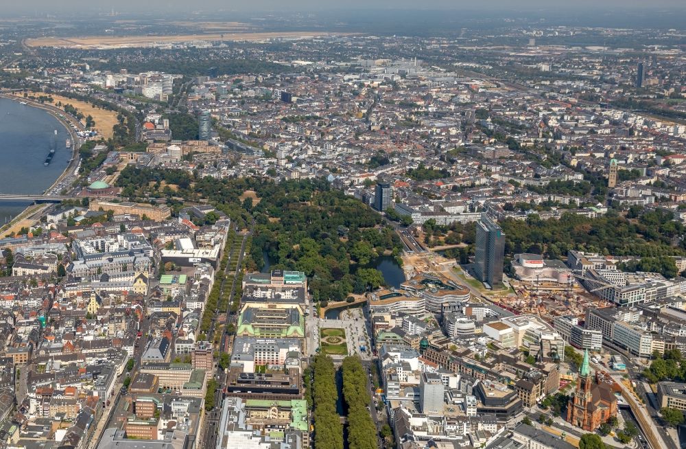 Düsseldorf aus der Vogelperspektive: Stadtansicht am Ufer des Flußverlaufes des Rhein in Düsseldorf im Bundesland Nordrhein-Westfalen, Deutschland