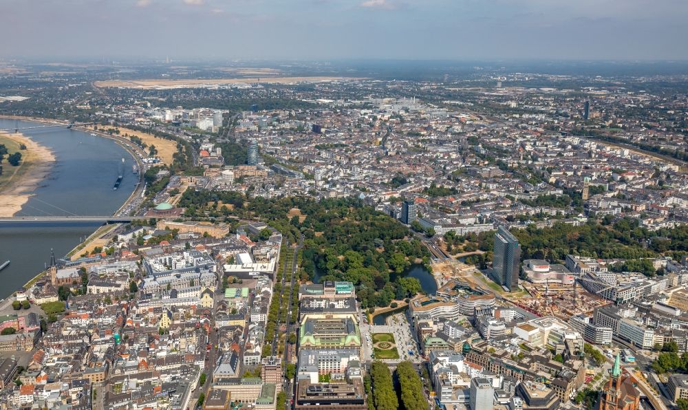 Luftbild Düsseldorf - Stadtansicht am Ufer des Flußverlaufes des Rhein in Düsseldorf im Bundesland Nordrhein-Westfalen, Deutschland