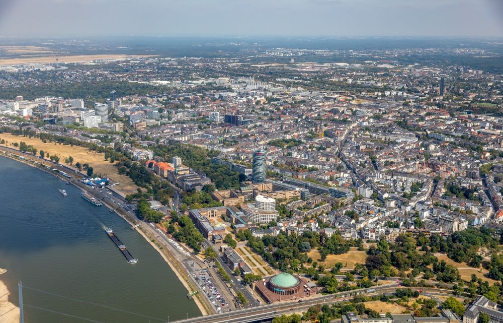 Luftaufnahme Düsseldorf - Stadtansicht am Ufer des Flußverlaufes des Rhein in Düsseldorf im Bundesland Nordrhein-Westfalen, Deutschland