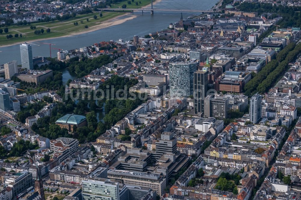 Luftbild Düsseldorf - Stadtansicht am Ufer des Flussverlaufes des Rhein in Düsseldorf im Bundesland Nordrhein-Westfalen, Deutschland