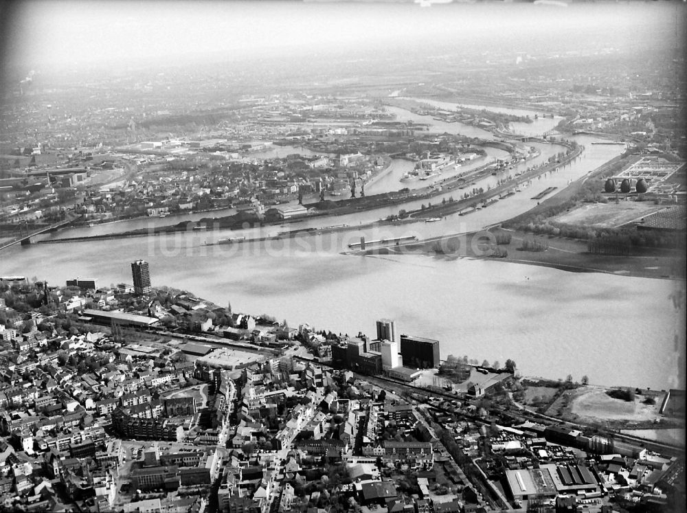 Duisburg aus der Vogelperspektive: Stadtansicht am Ufer des Flußverlaufes des Rhein in Duisburg im Bundesland Nordrhein-Westfalen, Deutschland