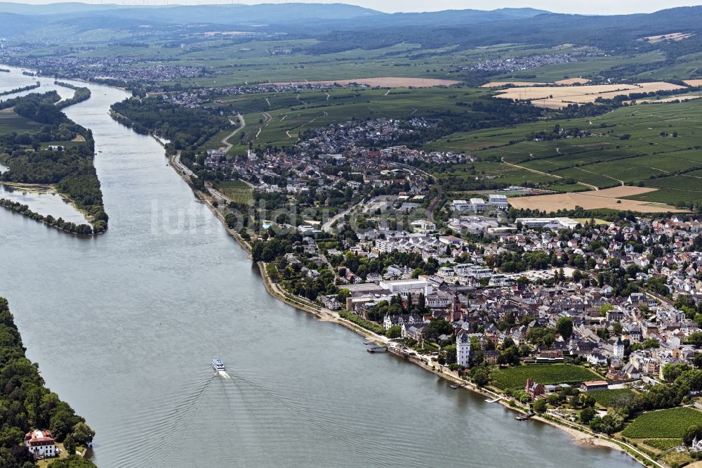Eltville am Rhein aus der Vogelperspektive: Stadtansicht am Ufer des Flußverlaufes des Rhein in Eltville am Rhein im Bundesland Hessen, Deutschland