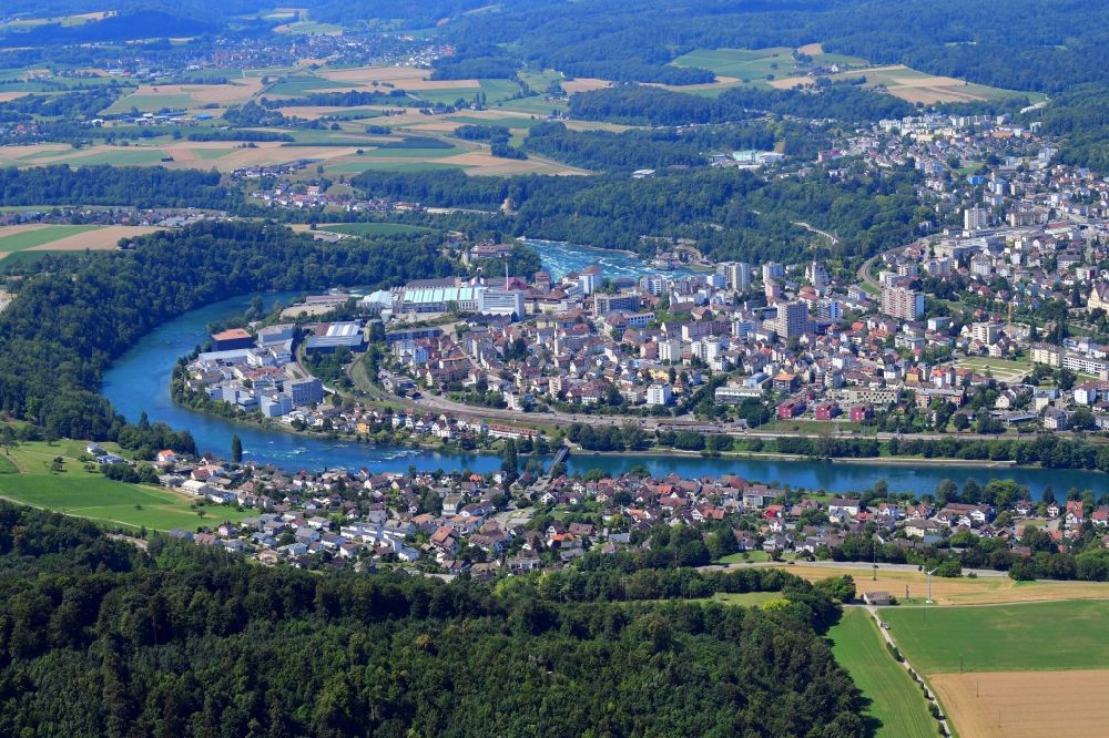 Luftaufnahme Flurlingen - Stadtansicht am Ufer des Flußverlaufes am Rhein in Flurlingen im Kanton Zürich, Schweiz und am gegenüberliegenden Rheinufer Neuhausen am Rheinfall im Kanton Schaffhausen