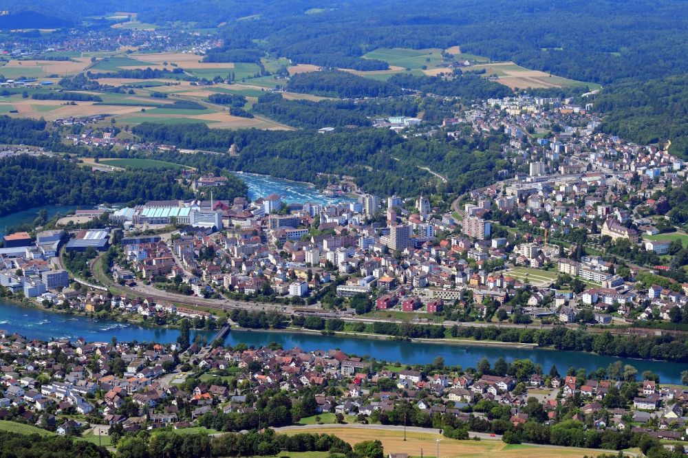 Flurlingen von oben - Stadtansicht am Ufer des Flußverlaufes am Rhein in Flurlingen im Kanton Zürich, Schweiz und am gegenüberliegenden Rheinufer Neuhausen am Rheinfall im Kanton Schaffhausen