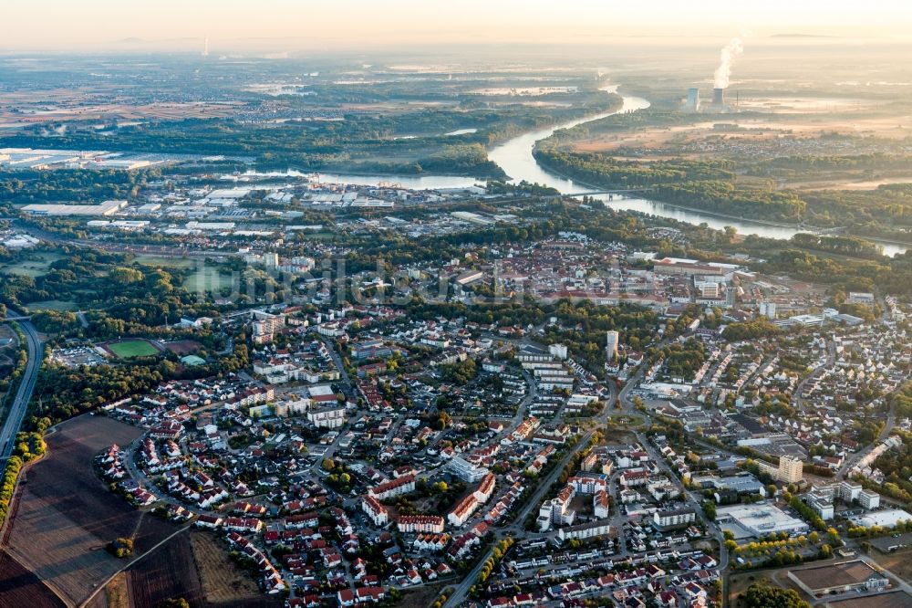 Germersheim von oben - Stadtansicht am Ufer des Flußverlaufes des Rhein in Germersheim im Bundesland Rheinland-Pfalz, Deutschland