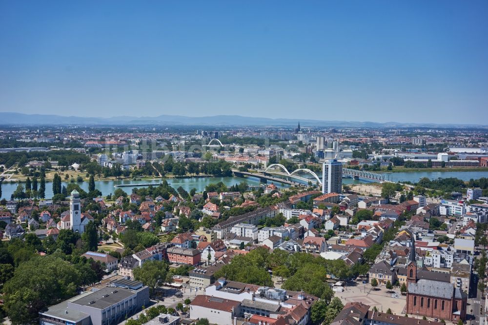 Kehl aus der Vogelperspektive: Stadtansicht am Ufer des Flußverlaufes am Rhein in Kehl im Bundesland Baden-Württemberg, Deutschland