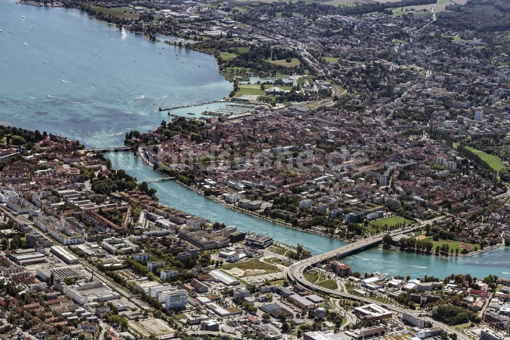 Konstanz aus der Vogelperspektive: Stadtansicht am Ufer des Flußverlaufes des Rhein in Konstanz im Bundesland Baden-Württemberg, Deutschland