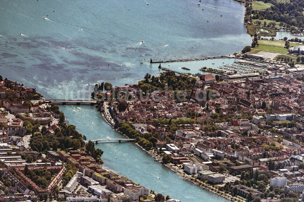 Luftbild Konstanz - Stadtansicht am Ufer des Flußverlaufes des Rhein in Konstanz im Bundesland Baden-Württemberg, Deutschland