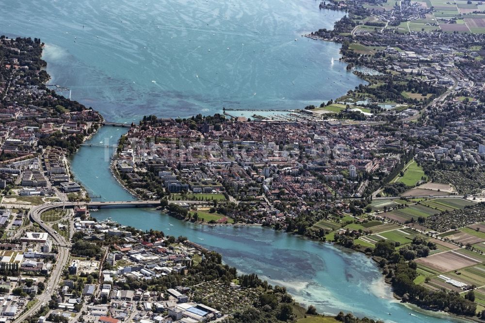 Luftaufnahme Konstanz - Stadtansicht am Ufer des Flußverlaufes des Rhein in Konstanz im Bundesland Baden-Württemberg, Deutschland