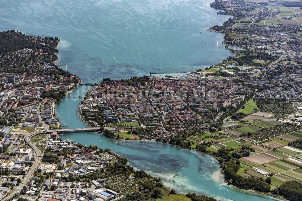 Konstanz von oben - Stadtansicht am Ufer des Flußverlaufes des Rhein in Konstanz im Bundesland Baden-Württemberg, Deutschland