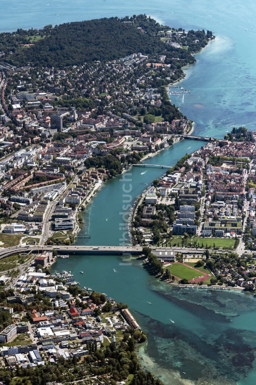 Luftaufnahme Konstanz - Stadtansicht am Ufer des Flußverlaufes des Rhein in Konstanz im Bundesland Baden-Württemberg, Deutschland