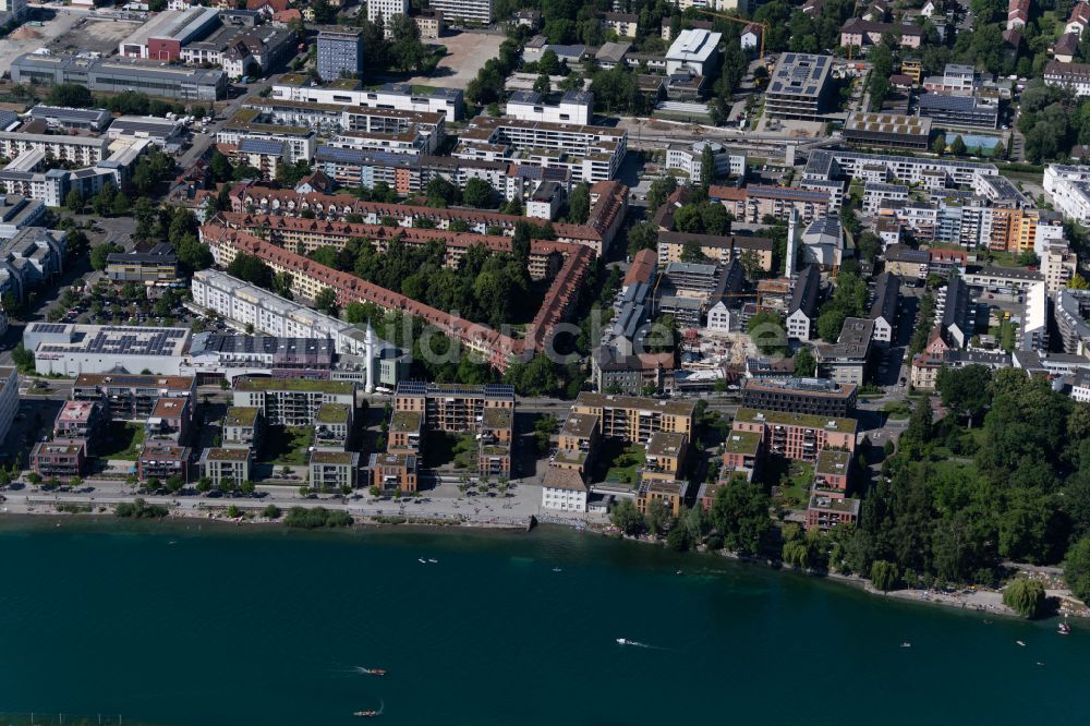 Luftbild Konstanz - Stadtansicht am Ufer des Flussverlaufes des Rhein in Konstanz im Bundesland Baden-Württemberg, Deutschland