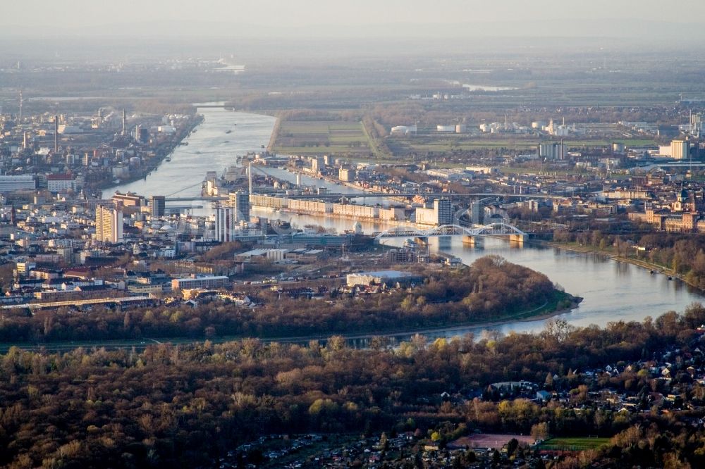 Luftbild Ludwigshafen am Rhein - Stadtansicht am Ufer des Flußverlaufes des Rhein in Ludwigshafen am Rhein im Bundesland Rheinland-Pfalz, Deutschland