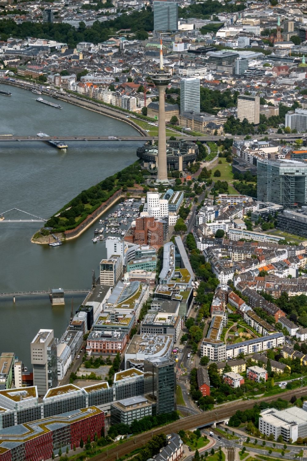 Düsseldorf von oben - Stadtansicht am Ufer des Flussverlaufes des Rhein am Medienhafen in Düsseldorf im Bundesland Nordrhein-Westfalen - NRW, Deutschland