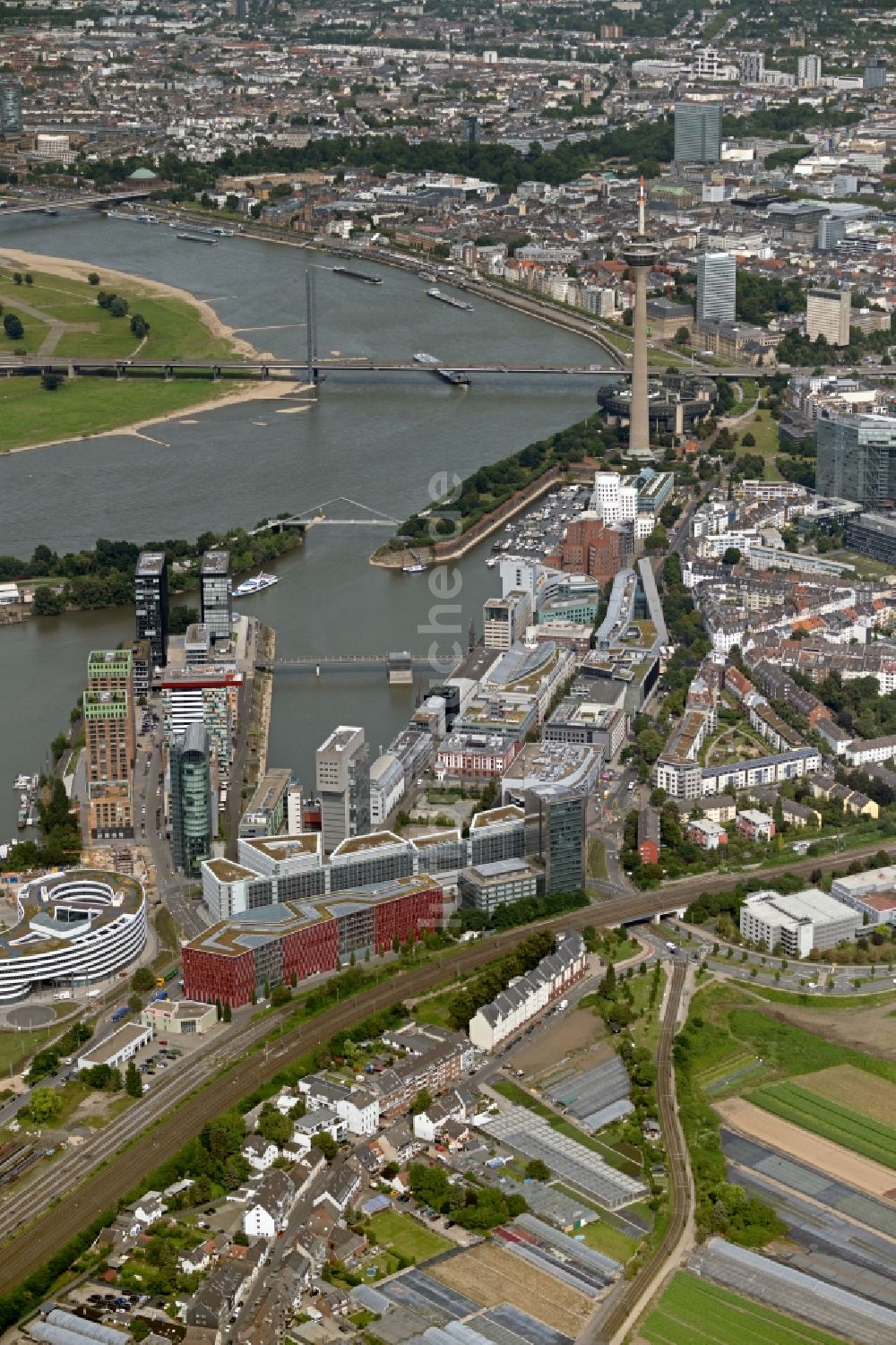 Düsseldorf aus der Vogelperspektive: Stadtansicht am Ufer des Flussverlaufes des Rhein am Medienhafen in Düsseldorf im Bundesland Nordrhein-Westfalen - NRW, Deutschland