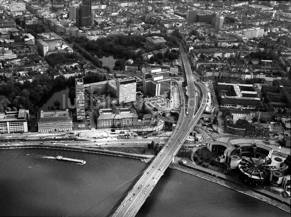 Luftbild Düsseldorf - Stadtansicht am Ufer des Flußverlaufes des Rhein im Ortsteil Carlstadt in Düsseldorf im Bundesland Nordrhein-Westfalen, Deutschland