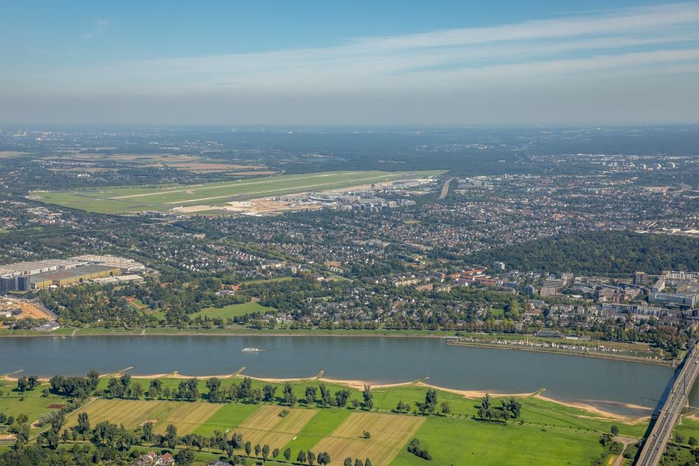 Luftaufnahme Düsseldorf - Stadtansicht am Ufer des Flußverlaufes des Rhein im Ortsteil Golzheim in Düsseldorf im Bundesland Nordrhein-Westfalen, Deutschland