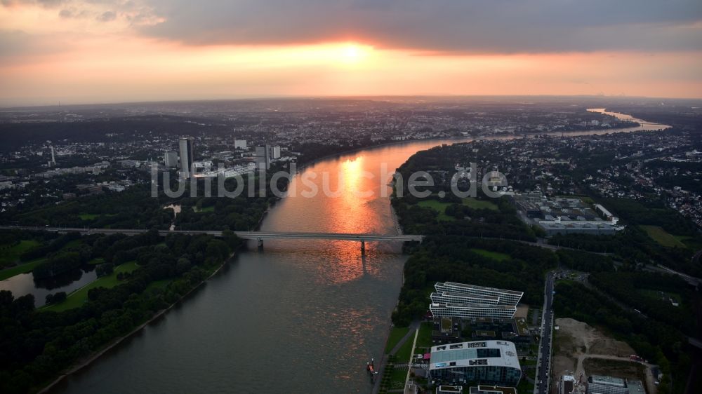 Bonn aus der Vogelperspektive: Stadtansicht am Ufer des Flußverlaufes des Rhein im Ortsteil Gronau in Bonn im Bundesland Nordrhein-Westfalen, Deutschland