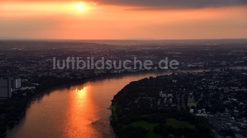 Bonn von oben - Stadtansicht am Ufer des Flußverlaufes des Rhein im Ortsteil Gronau in Bonn im Bundesland Nordrhein-Westfalen, Deutschland