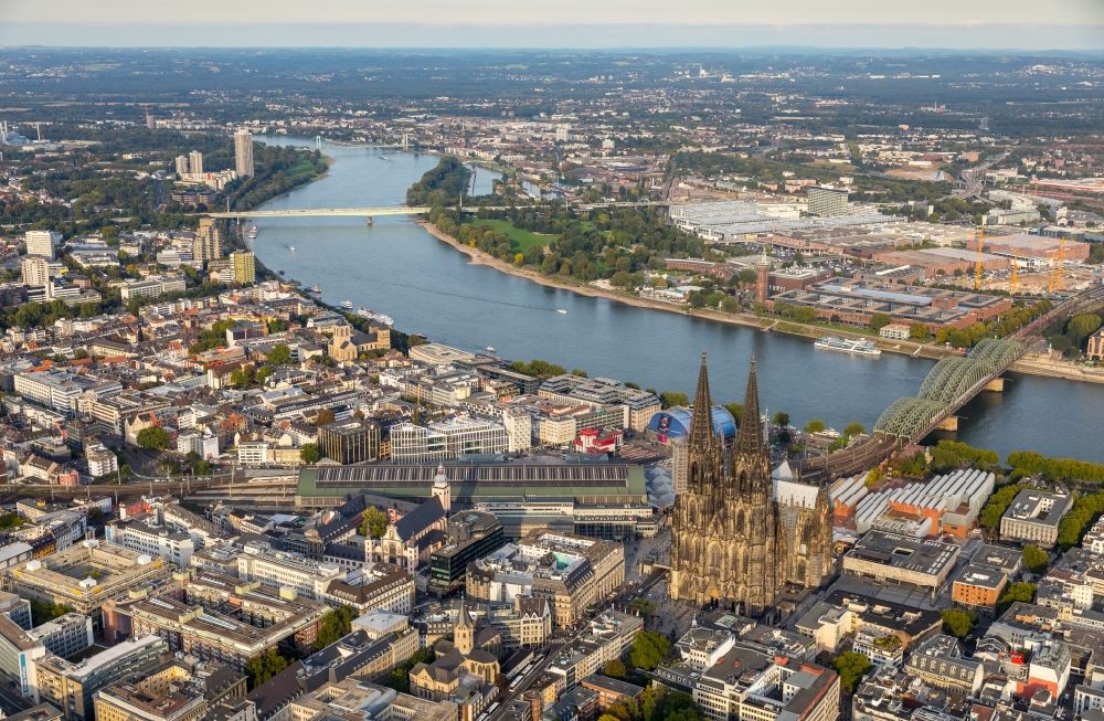 Luftbild Köln - Stadtansicht am Ufer des Flußverlaufes des Rhein im Ortsteil Innenstadt in Köln im Bundesland Nordrhein-Westfalen, Deutschland