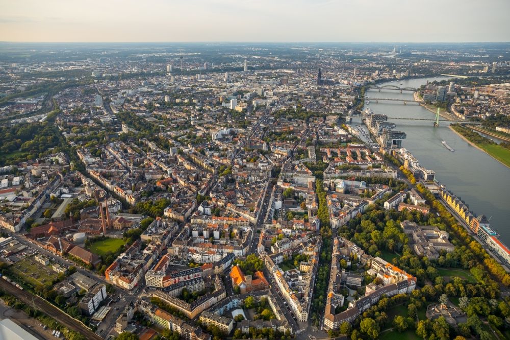 Luftaufnahme Köln - Stadtansicht am Ufer des Flußverlaufes des Rhein im Ortsteil Innenstadt in Köln im Bundesland Nordrhein-Westfalen, Deutschland